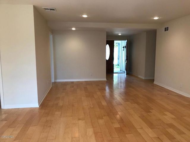 41 Oakleaf Avenue, Oak Park, CA 91377