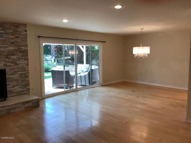 41 Oakleaf Avenue, Oak Park, CA 91377