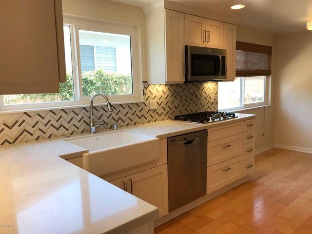 41 Oakleaf Avenue, Oak Park, CA 91377