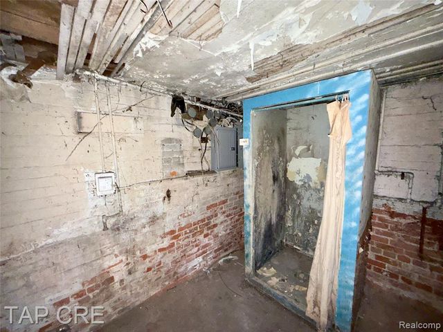 1017 E Grand Boulevard, Detroit, MI 48207