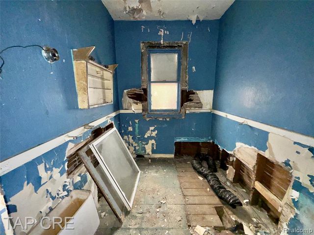 1017 E Grand Boulevard, Detroit, MI 48207