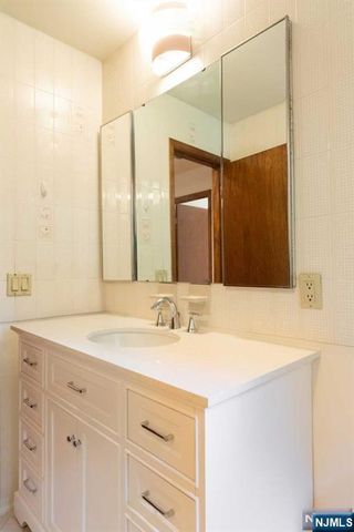 20 Michele Court, Cresskill, NJ 07626