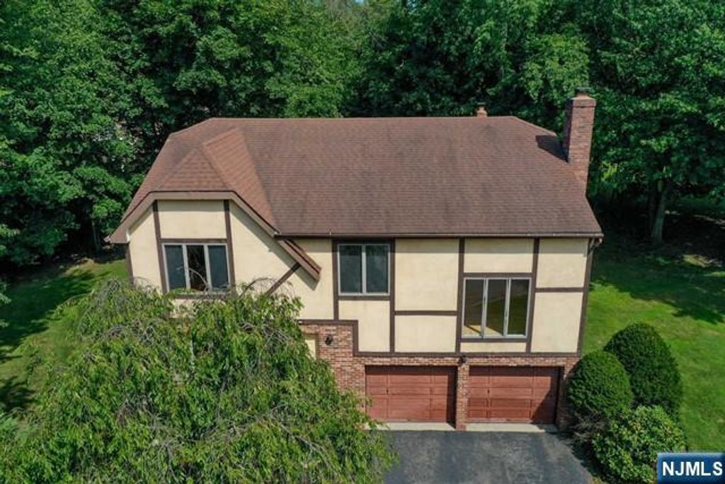 20 Michele Court, Cresskill, NJ 07626
