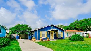 719 E King St, Rockport, TX 78382