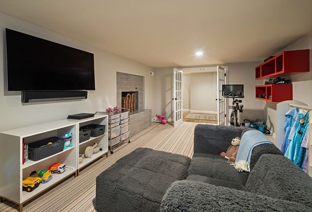 117 Forest St, Wellesley, MA 02481