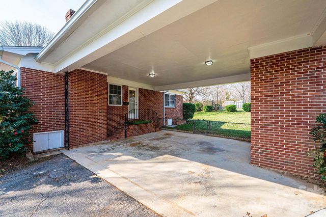1425 5th Street NE, Hickory, NC 28601