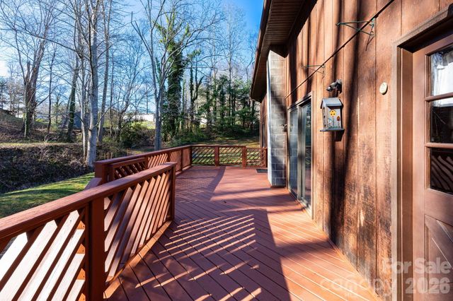 586 Justice Ridge Road, Candler, NC 28715