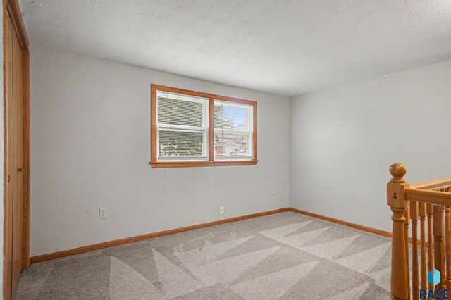 710 N Terrace Pl Place, Sioux Falls, SD 57104