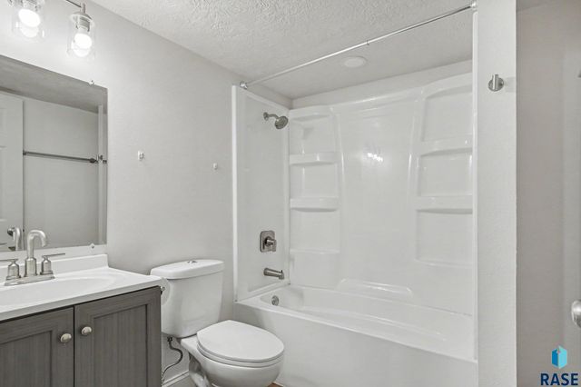 710 N Terrace Pl Place, Sioux Falls, SD 57104