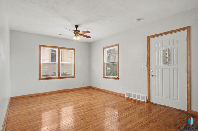 710 N Terrace Pl Place, Sioux Falls, SD 57104
