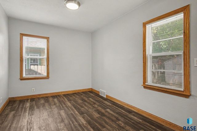 710 N Terrace Pl Place, Sioux Falls, SD 57104