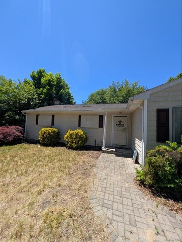 16 Thomas Street, Coram, NY 11727