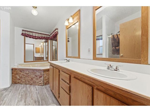 341 S 9TH St, Kalama, WA 98625