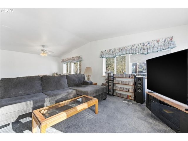 341 S 9TH St, Kalama, WA 98625