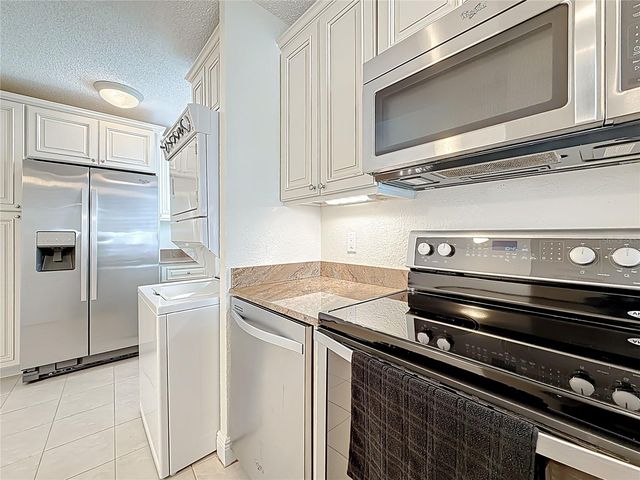 1361 SNELL ISLE BOULEVARD NE 6, St Petersburg, FL 33704