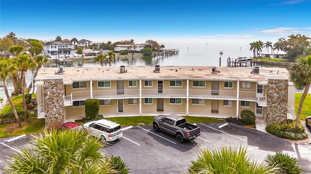 Image 2 of property listing at 1361 SNELL ISLE BOULEVARD NE 6, St Petersburg, FL 33704