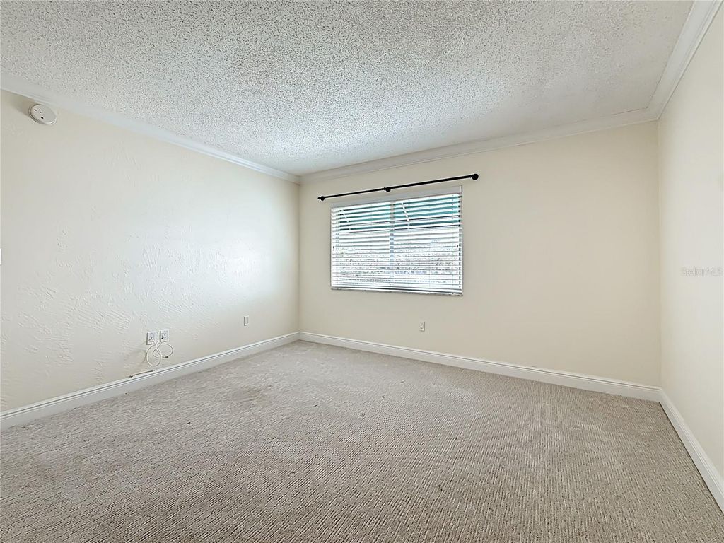 Image 11 of property listing at 1361 SNELL ISLE BOULEVARD NE 6, St Petersburg, FL 33704