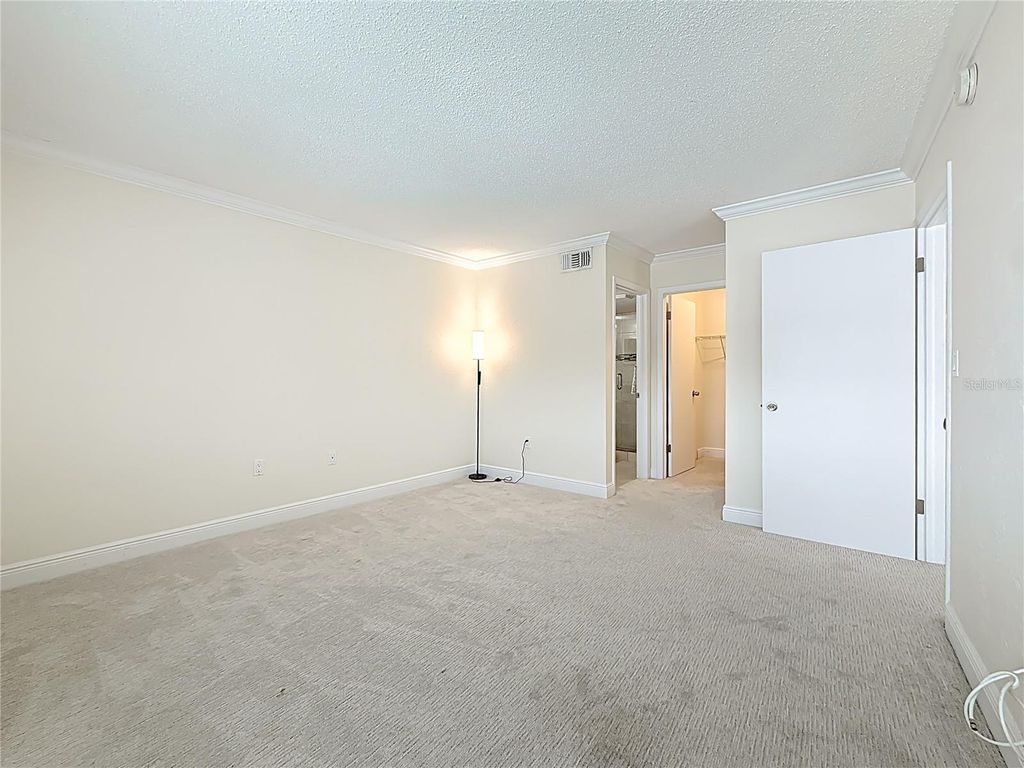 Image 12 of property listing at 1361 SNELL ISLE BOULEVARD NE 6, St Petersburg, FL 33704