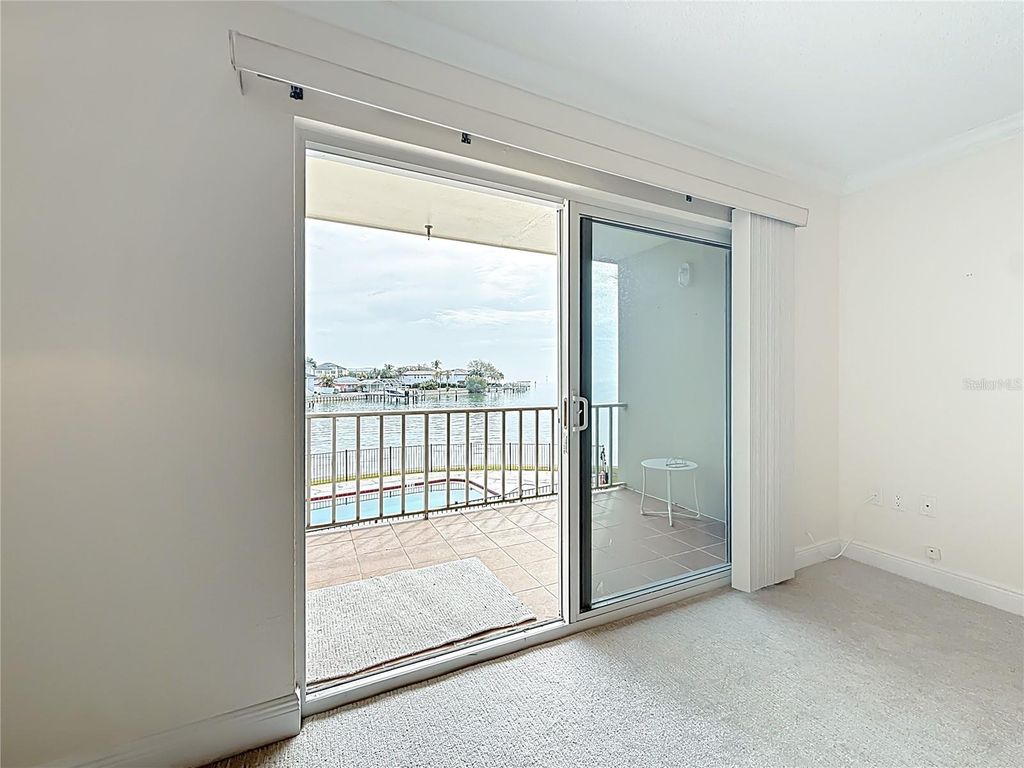 Image 15 of property listing at 1361 SNELL ISLE BOULEVARD NE 6, St Petersburg, FL 33704