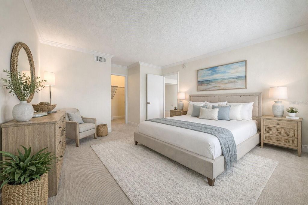 Image 4 of property listing at 1361 SNELL ISLE BOULEVARD NE 6, St Petersburg, FL 33704