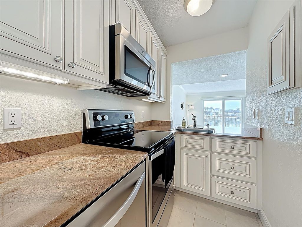 Image 6 of property listing at 1361 SNELL ISLE BOULEVARD NE 6, St Petersburg, FL 33704