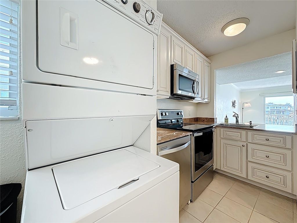 Image 57 of property listing at 1361 SNELL ISLE BOULEVARD NE 6, St Petersburg, FL 33704