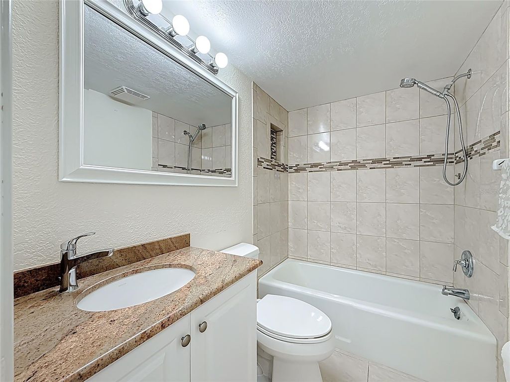 Image 10 of property listing at 1361 SNELL ISLE BOULEVARD NE 6, St Petersburg, FL 33704