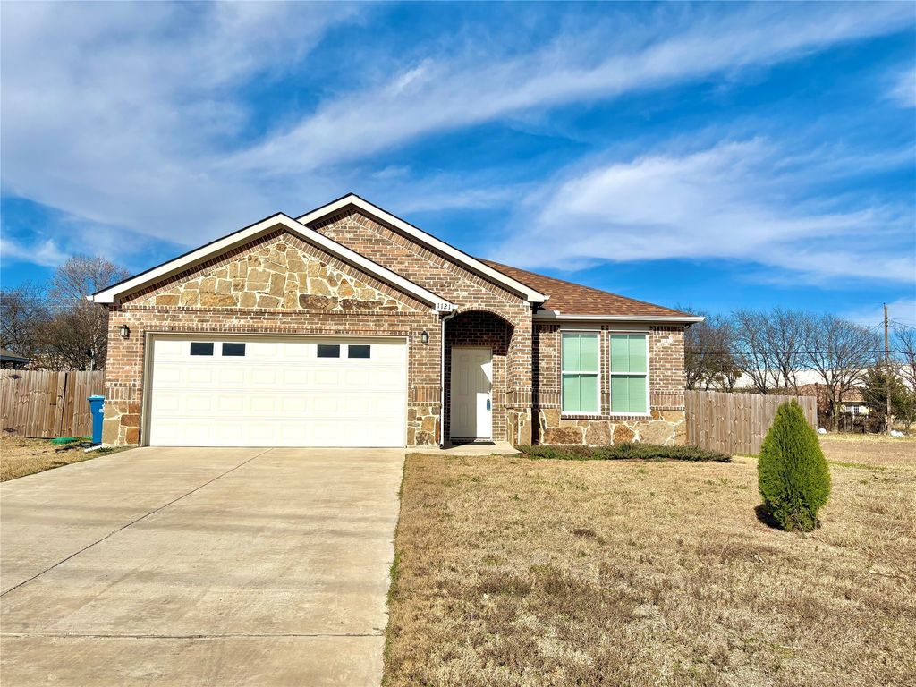 1121 Gannon Lane, Desoto, TX 75115