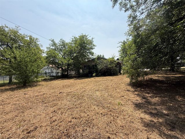 204 W Maple Street, Whitewright, TX 75491