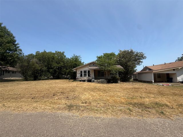 204 W Maple Street, Whitewright, TX 75491