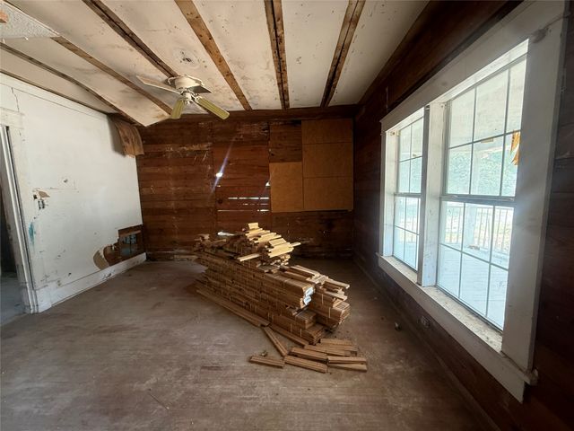 204 W Maple Street, Whitewright, TX 75491