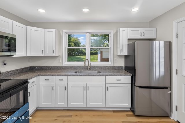7806 Edna M Rd, Louisville, KY 40258
