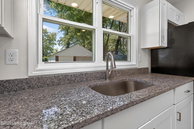 7806 Edna M Rd, Louisville, KY 40258