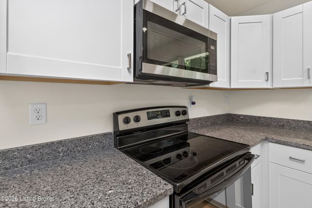7806 Edna M Rd, Louisville, KY 40258