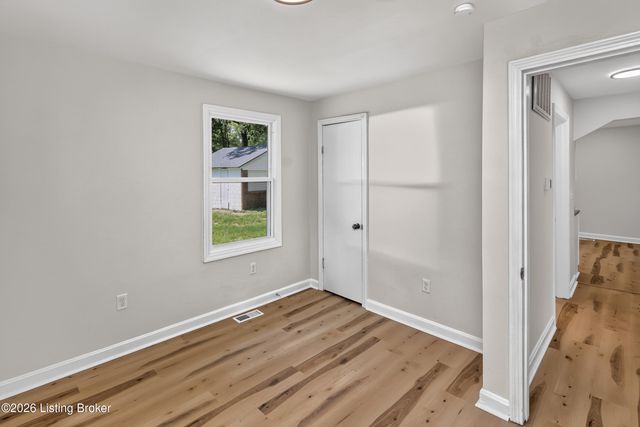 7806 Edna M Rd, Louisville, KY 40258