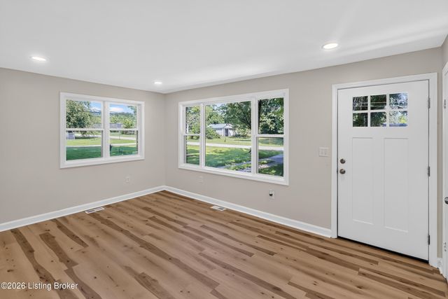7806 Edna M Rd, Louisville, KY 40258