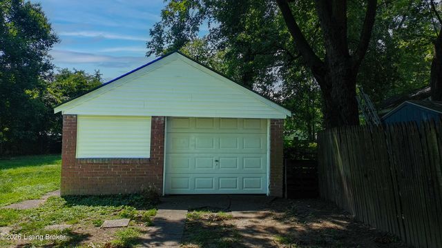 7806 Edna M Rd, Louisville, KY 40258