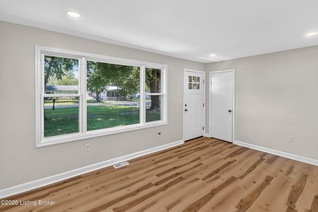7806 Edna M Rd, Louisville, KY 40258