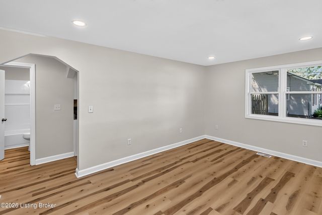 7806 Edna M Rd, Louisville, KY 40258