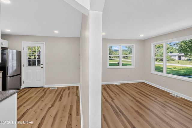 7806 Edna M Rd, Louisville, KY 40258