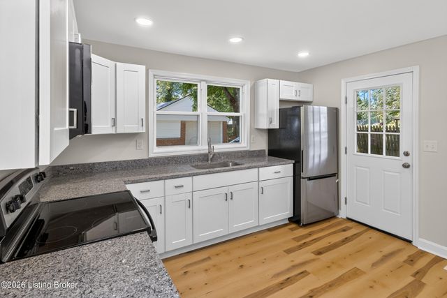 7806 Edna M Rd, Louisville, KY 40258