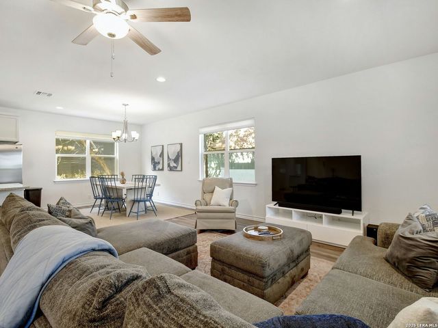 660 Mockingbird, Canyon Lake, TX 78133