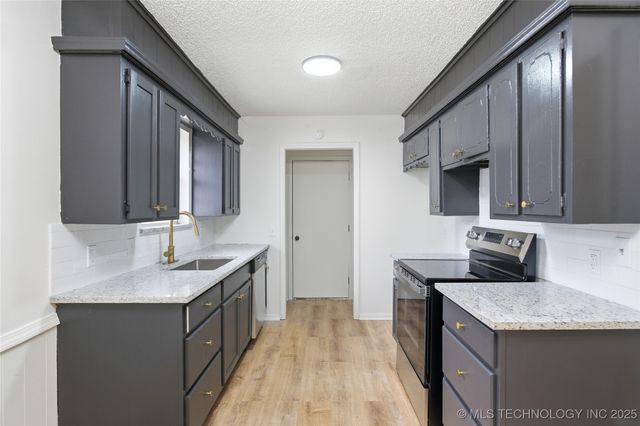 11403 E 37th Place, Tulsa, OK 74146