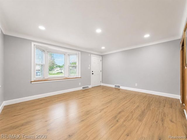 30008 Beechwood Street, Garden City, MI 48135