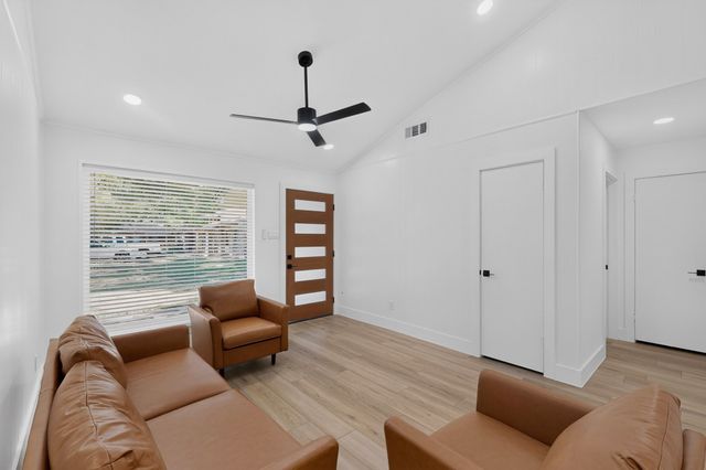 1800 Harry Court B, Arlington, TX 76012