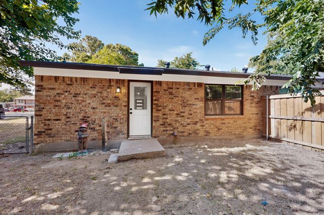 1800 Harry Court B, Arlington, TX 76012