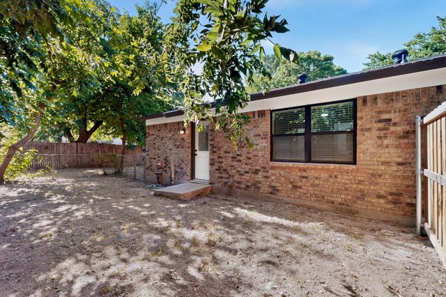 1800 Harry Court B, Arlington, TX 76012