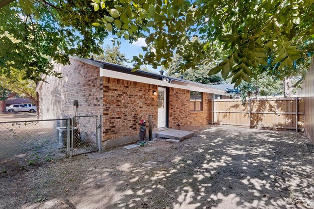 1800 Harry Court B, Arlington, TX 76012