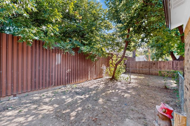 1800 Harry Court B, Arlington, TX 76012