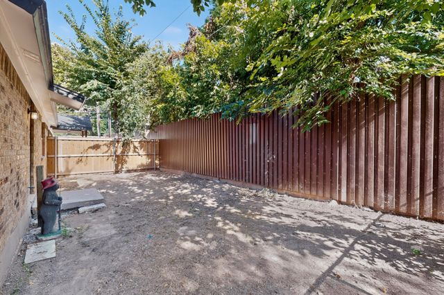 1800 Harry Court B, Arlington, TX 76012